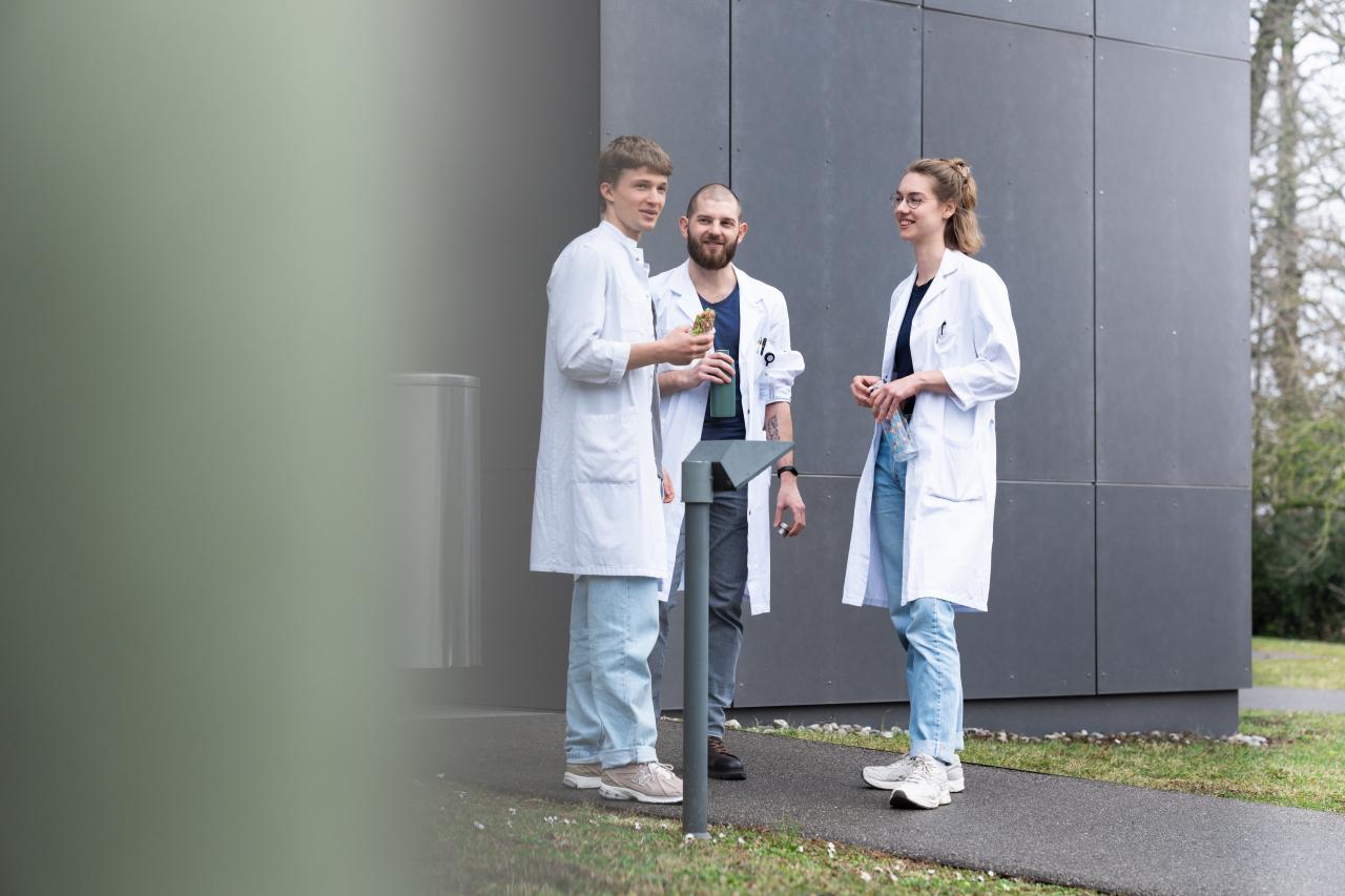 Drei Ärzte stehen draussen und reden miteinander